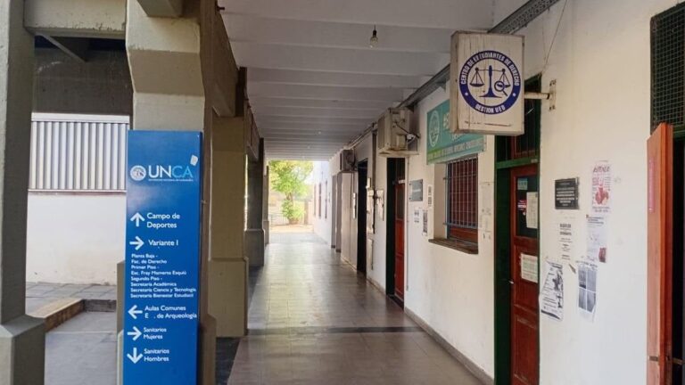 Docentes y nodocentes de la UNCA durante el paro universitario del 18 de septiembre