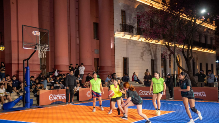 Jóvenes participando en la jornada de básquet y rap en la Plaza 25 de Mayo