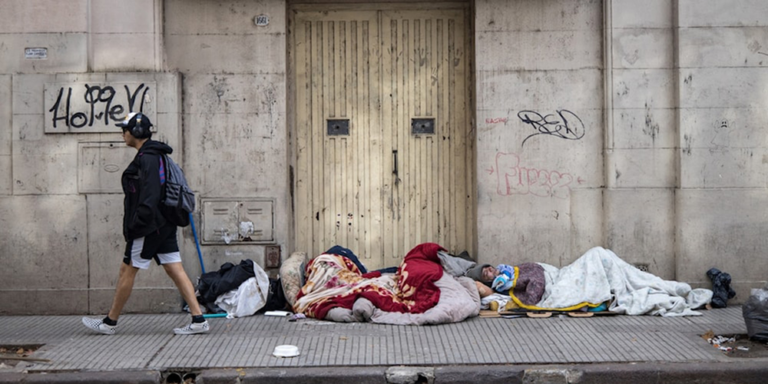 Personas en una calle de Argentina