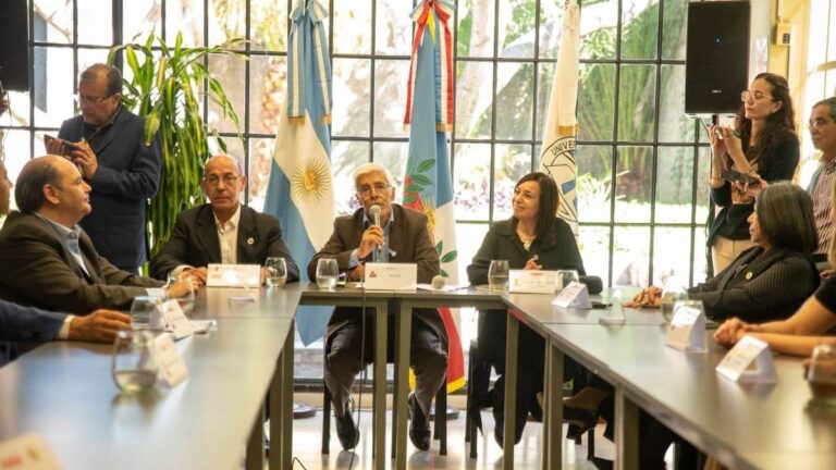 Autoridades de la UNCa y municipios en la presentación del X Congreso