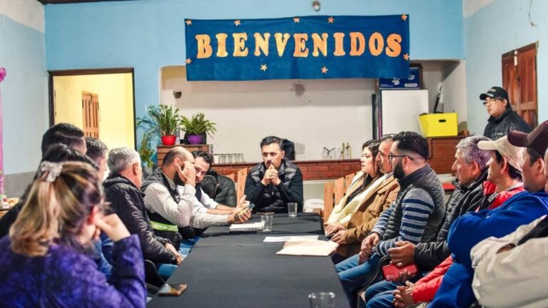 Autoridades y representantes del sector ganadero reunidos en Los Varela para coordinar el operativo de vacunación contra la rabia bovina