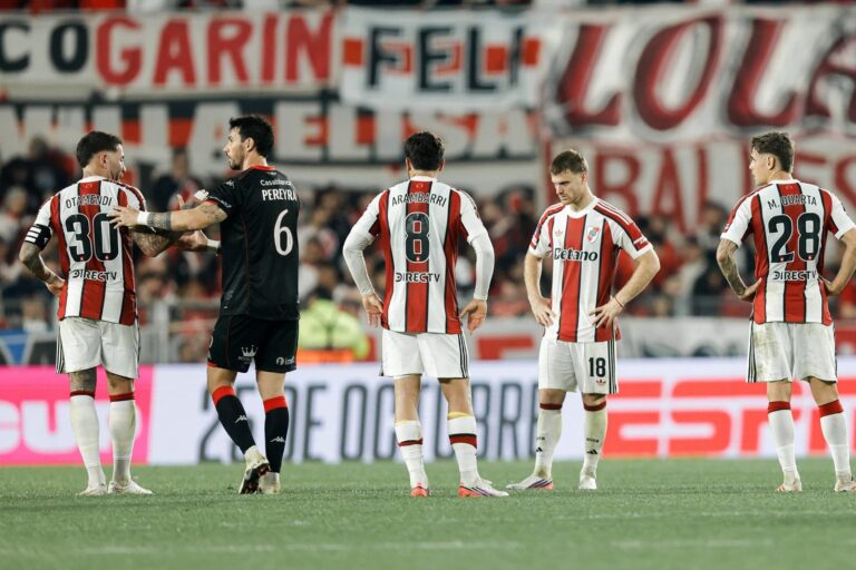 Jugadores de River Plate y Huracán durante el partido en el Estadio Monumental