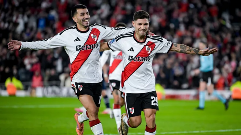 Jugadores de River Plate celebran un gol ante Independiente Rivadavia