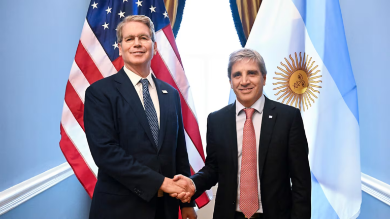 Scott Bessent y Luis Caputo durante la reunión en el G20 de Finanzas