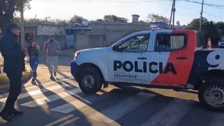 Automóvil Renault 12 negro abandonado en la vía pública