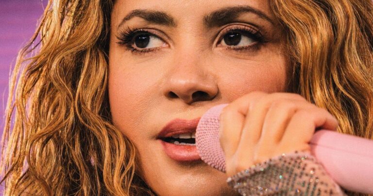 Shakira durante su gira mundial Las Mujeres Ya No Lloran World Tour