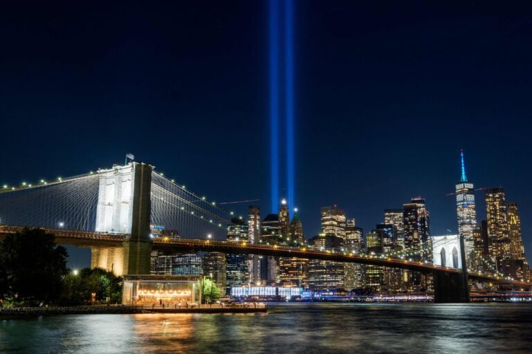 Drones formando las Torres Gemelas con luces sobre el puerto de Nueva York