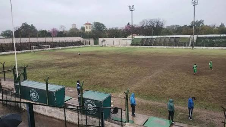 Estadio de fútbol vacío bajo condiciones climáticas adversas en Catamarca