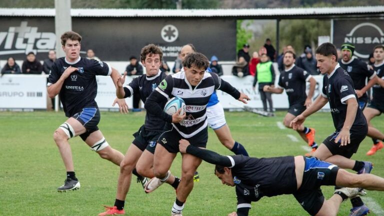 Equipo de rugby Teros celebrando el título del Torneo Regional Centro 2026 en Catamarca