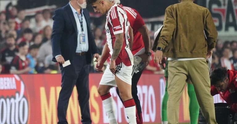 Thiago Almada durante un partido de la Selección Argentina