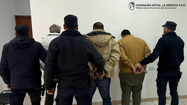 Móvil policial en el lugar del incendio en calle Esquiú, centro de Catamarca