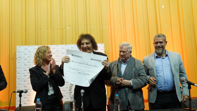 Alejandro Dolina durante la ceremonia de entrega del doctorado honoris causa en la UBA