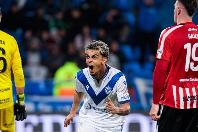 Jugadores de Vélez celebran el gol ante Estudiantes en el estadio José Amalfitani