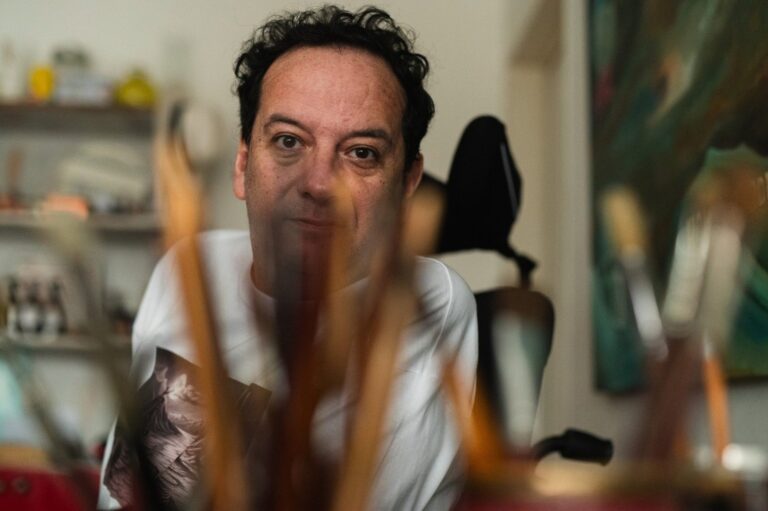 Víctor Manuel Gancedo pintando en su taller con adaptaciones en las manos