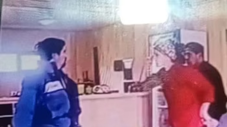 Fotograma del video que muestra el forcejeo entre el intendente de Pilo Lil y su antecesor