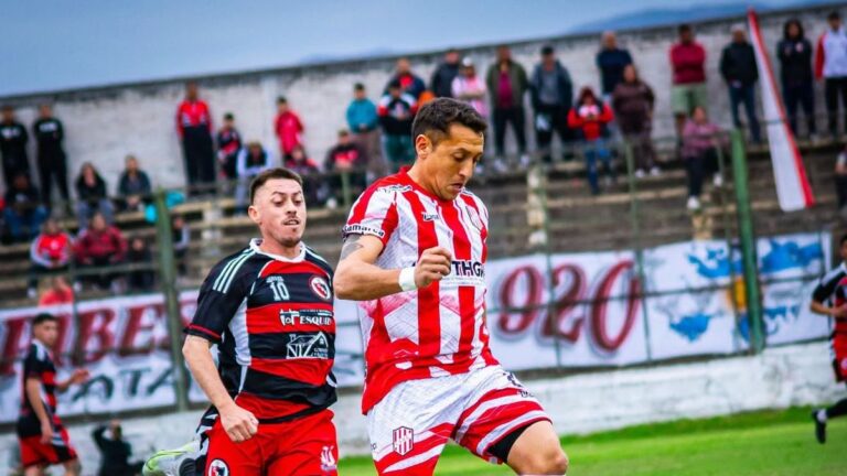 Partido entre Villa Cubas y Defensores de Esquiú en el estadio Malvinas Argentinas