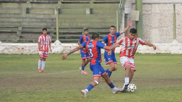 Jugadores de Villa Cubas celebrando el gol de penal de Lautaro Valdez ante Tesorieri