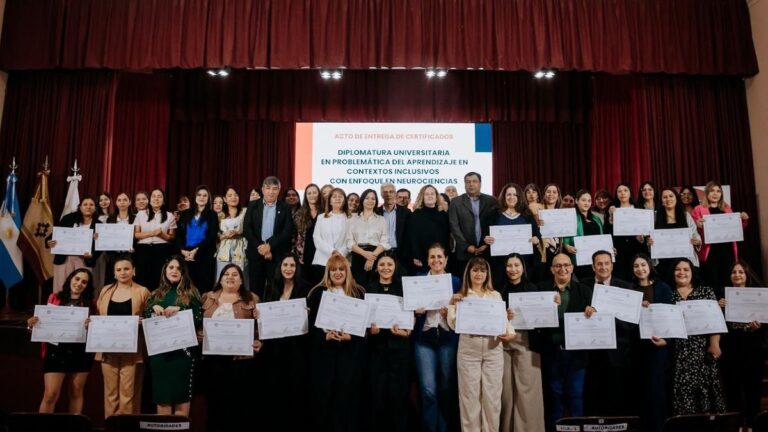 Docentes municipales durante la entrega de certificaciones académicas en Catamarca