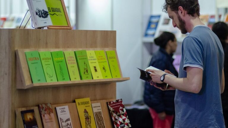 Vista del Predio Ferial Catamarca durante la Feria del Libro, con stands y visitantes
