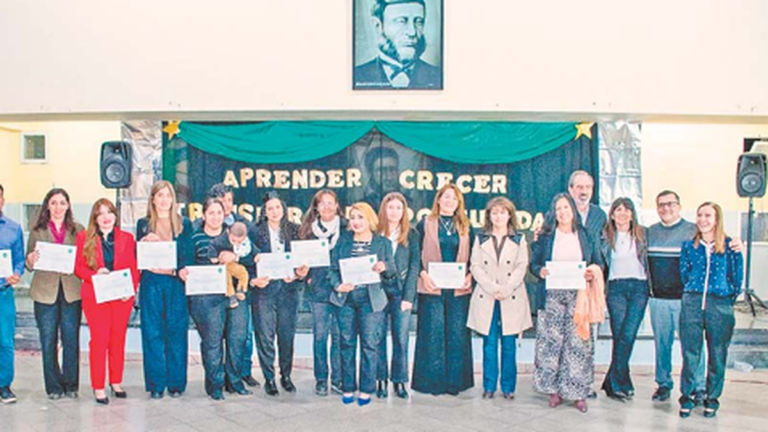 Entrega de certificados de Fundación Educando en la Escuela Secundaria Nº 5 de Catamarca