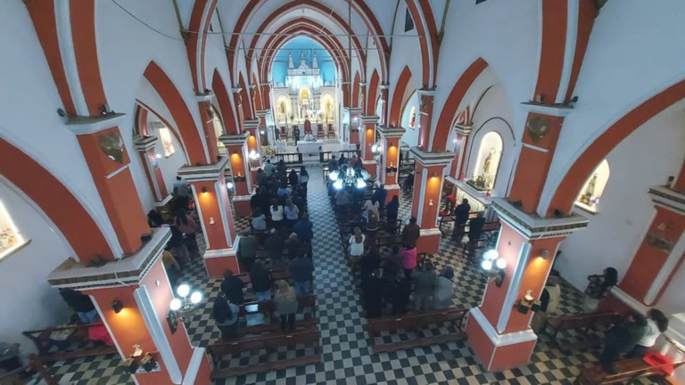 Fieles participando de una misa en la Sede Parroquial de Tinogasta